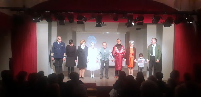 Applauso finale al cast della Compagnia La Scossa a fine rappresentazione de Il Cappotto