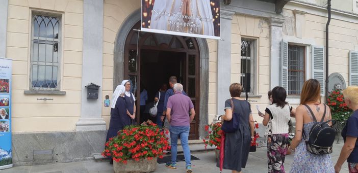 Un clima di raccoglimento gioioso e di preghiera, come voleva lei, alla camera ardente di Madre Elvira a Saluzzo
