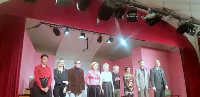 Il cast de La signora Margot riceve l'applauso del pubblico al Teatro del Marchesato