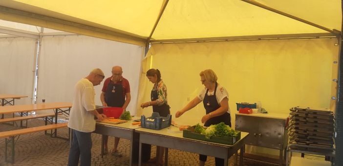Volontrai al lavoro nella mensa Caritas di Corso Piemonte a Saluzzo