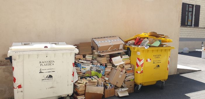 A Cuneo decine di libri gettati a terra, tra due cassonetti dei rifiuti. È questa la cultura di cui tanto si parla? A Cuneo decine di libri gettati a terra, tra due cassonetti dei rifiuti. È questa la cultura di cui tanto si parla?
