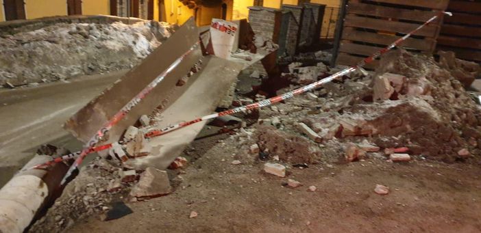 Non si ferma all’alt dei carabinieri, poi si ribalta con dodici persone a bordo nel centro di Demonte