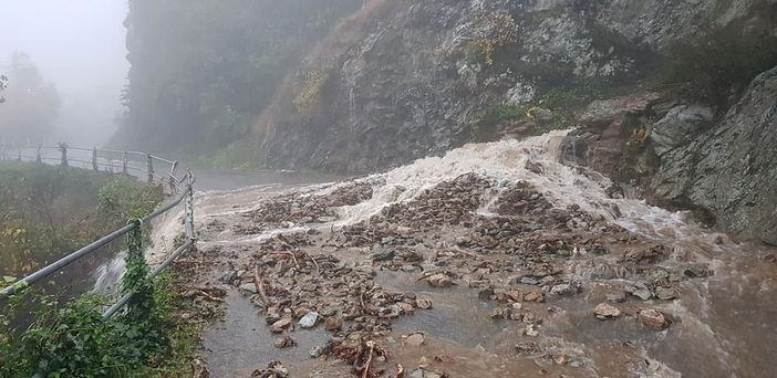 I rii esondano a Bormida e invadono le strade nella vicina Liguria (FOTO)