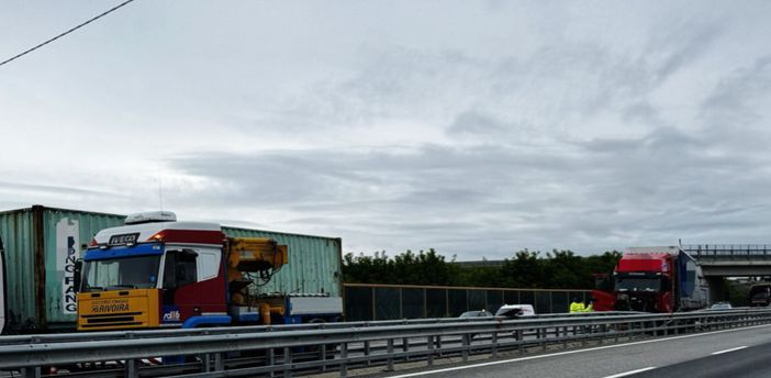 Camion contro guard rail sull'autostrada tra lo svincolo di Cuneo e Fossano Camion contro guard rail sull'autostrada tra lo svincolo di Cuneo e Fossano