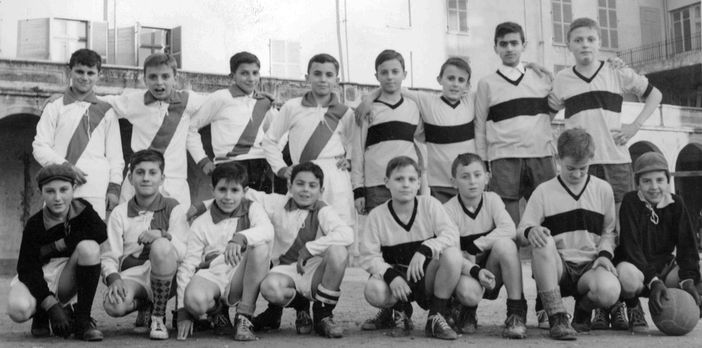 Squadra di calcio nel cortile del collegio San Tomaso negli anni '60