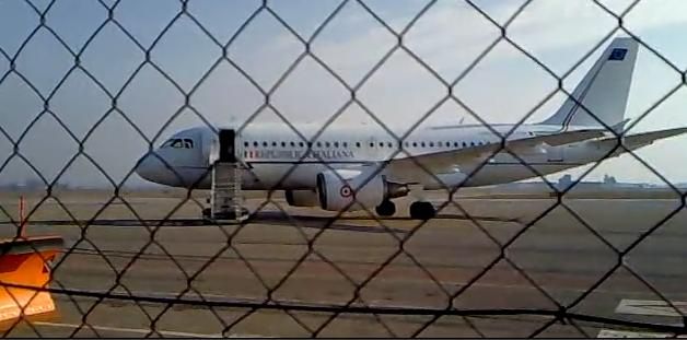 L'aereo di Stato fermo sulla pista di Levaldigi