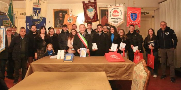 Il sindaco Emidio Meirone durante la consegna delle costituzione ai neo maggiorenni di Sanfront. Foto Battisti Sanfront