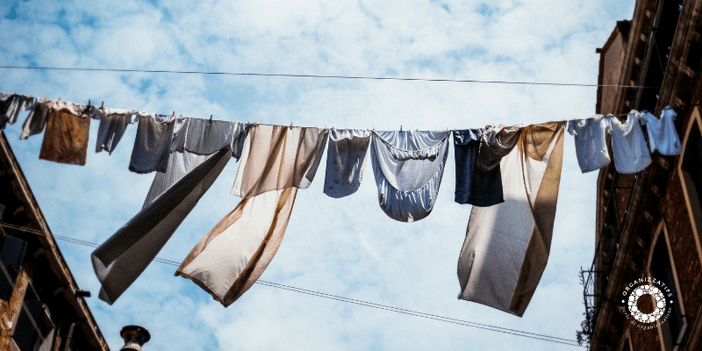Stendere i panni in condominio: quando è consentito?
