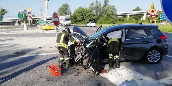 Carrù, auto contro furgone all’imbocco dell’autostrada