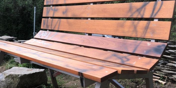 Montemale di Cuneo, vandalizzata la nuova panchina gigante: “Delusi, è progetto con a cuore la comunità”