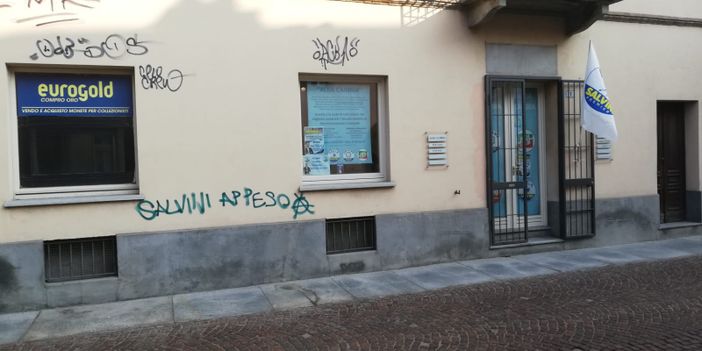 Scritte anarchiche sui muri della città di Alba