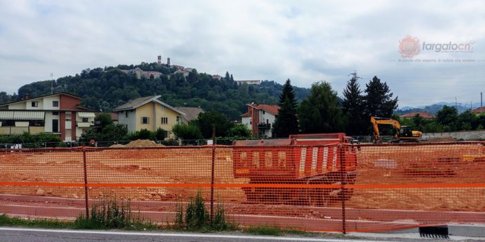 Il cantiere del nuovo supermercato in via Langhe (copyright Targatocn.it) Il cantiere del nuovo supermercato in via Langhe (copyright Targatocn.it)