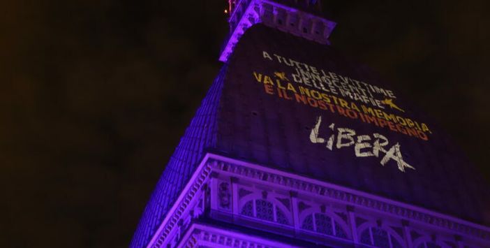 La Mole Antonelliana con la scritta luminosa dedicata a Libera e alle vittime delle mafie