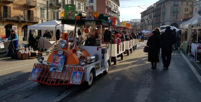 A Saluzzo c'è il Ccn Christmas Day: le vie dello shopping si trasformano in un luna park a cielo aperto
