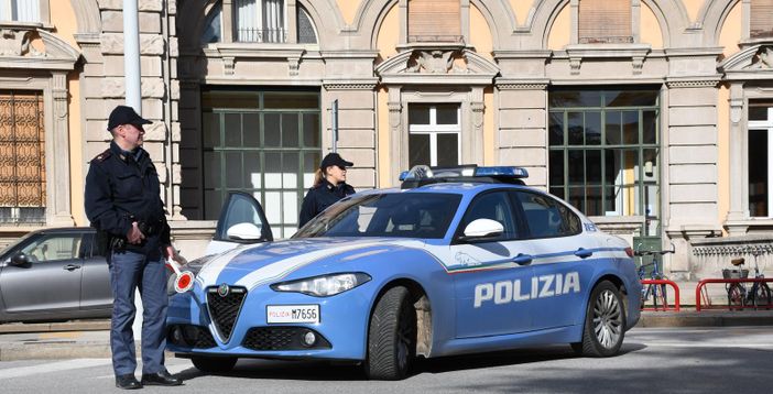 Falso comandante dei Carabinieri gli ordina bonifico da 14mila euro: lo ferma la Polizia Falso comandante dei Carabinieri gli ordina bonifico da 14mila euro: lo ferma la Polizia