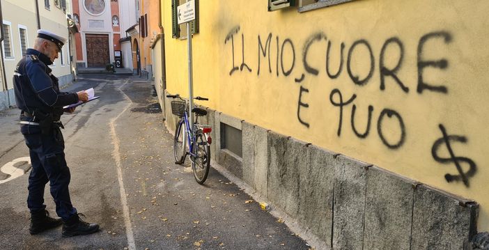 "Il mio cuore è tuo": un messaggio d'amore sul muro di una casa a Savigliano. Denunciata ventenne "Il mio cuore è tuo": un messaggio d'amore sul muro di una casa a Savigliano. Denunciata ventenne