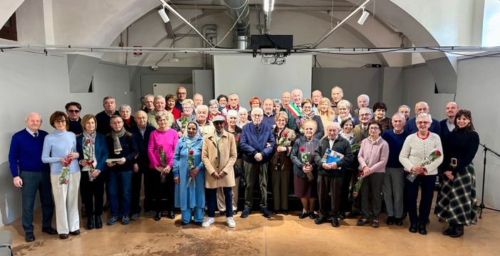 Saluzzo, foto di gruppo della tradizionale cerimonia di auguri alle coppie nozze d'oro 2025 - foto dalla pagina facebook del Comu7ne Saluzzo, foto di gruppo della tradizionale cerimonia di auguri alle coppie nozze d'oro 2025 - foto dalla pagina facebook del Comu7ne