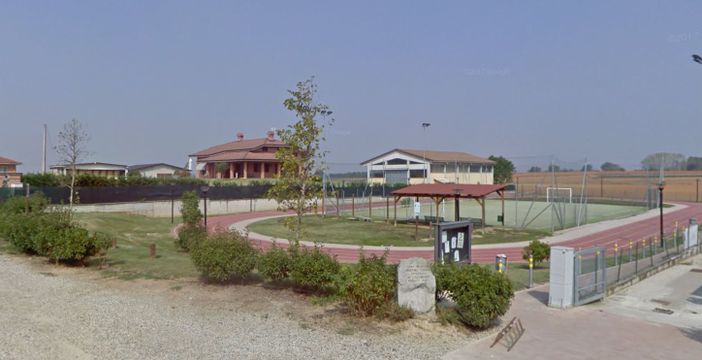 Il cippo presso gli impianti sportivi di Ceresole d'Alba