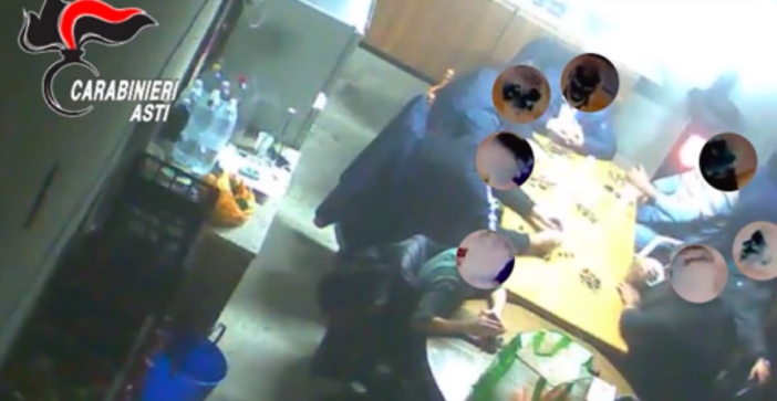 Un'immagine, ripresa da una videocamera nascosta dai carabinieri in corso d'indagine, che documenta un incontro tra alcuni presunti membri della 'locale