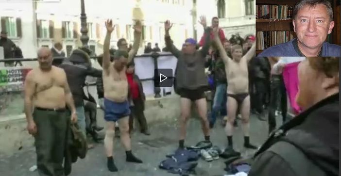 La protesta in mutande degli ambulanti e, nel riquadro, Carlo Cerrina