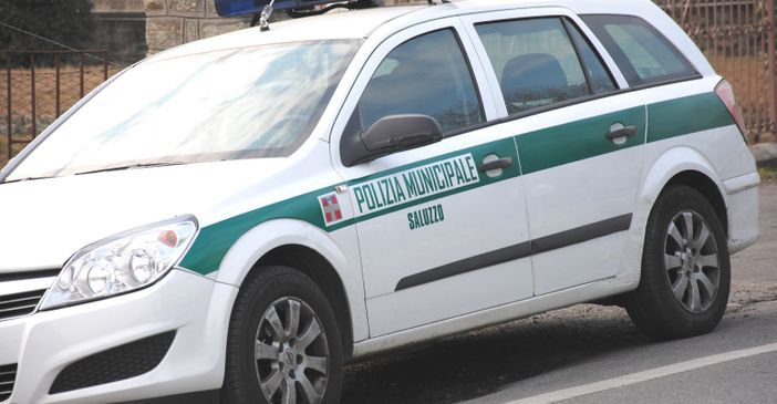 Il Vigile Urbano di Saluzzo che aveva urtato un’auto e poi se n’era andato torna sui suoi passi e firma la constatazione “amichevole” d’incidente