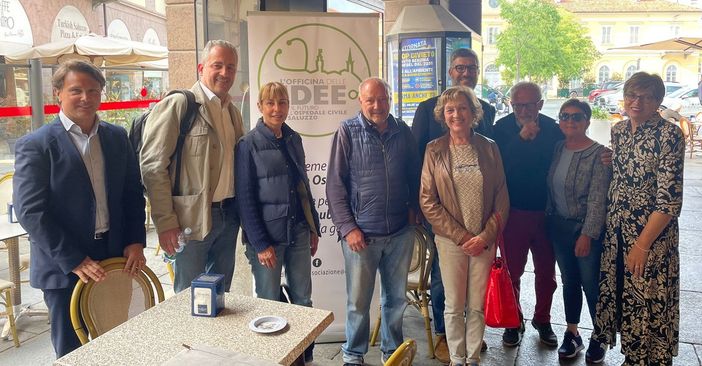 Il presidente Giovanni Daminao, con componenti del direttivo Officina delle Idee e il sindaco di Saluzzo Calderoni