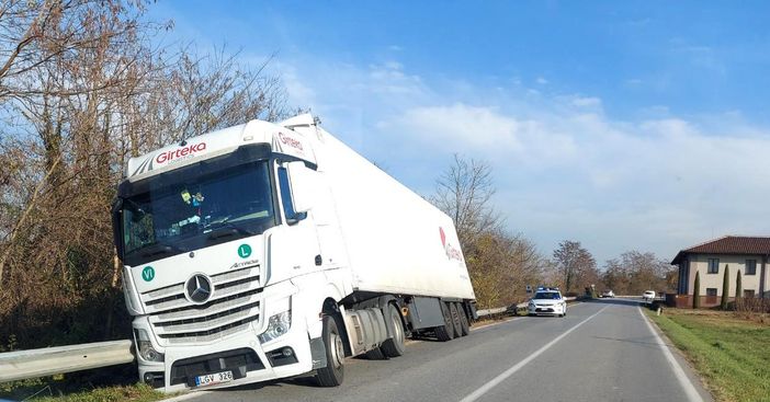 Il mezzo finito fuori strada lungo la Provinciale 7 Il mezzo finito fuori strada lungo la Provinciale 7