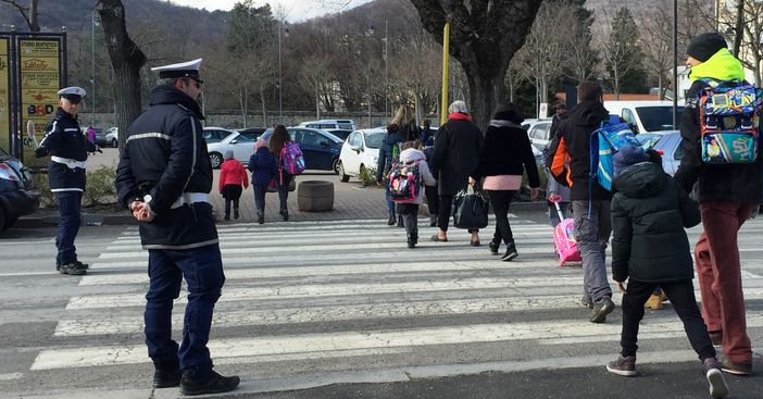 Un vigile urbano al lavoro in un attraversamento pedonale di Busca