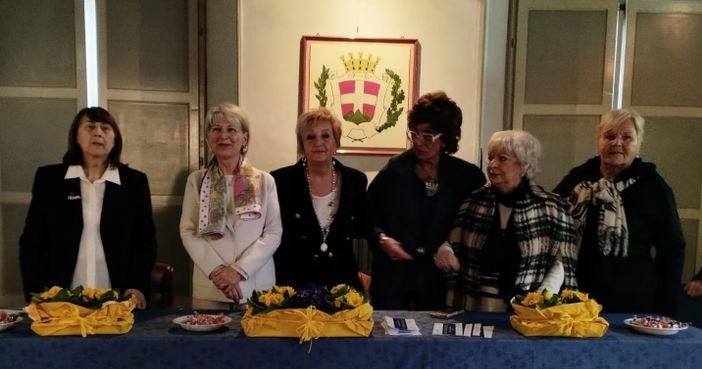 La presidente Elia Maria Magnino e le cinque artiste