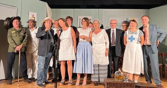 Il cantante Albano Carrisi con gli attori della "Menodrammatica" durante uno spettacolo del 2022 a Moretta