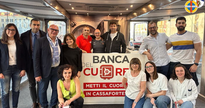 Una parte dell'equipe della Banca del cuore che ha operato in piazza Galimberti, a Cuneo