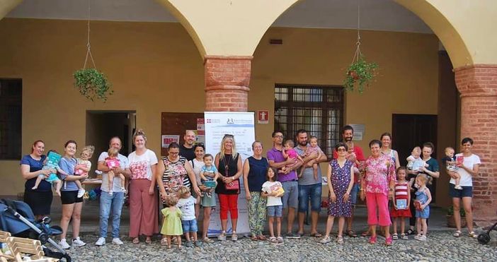 Donati ieri a Revello i libri ai bimbi nati nel 2022