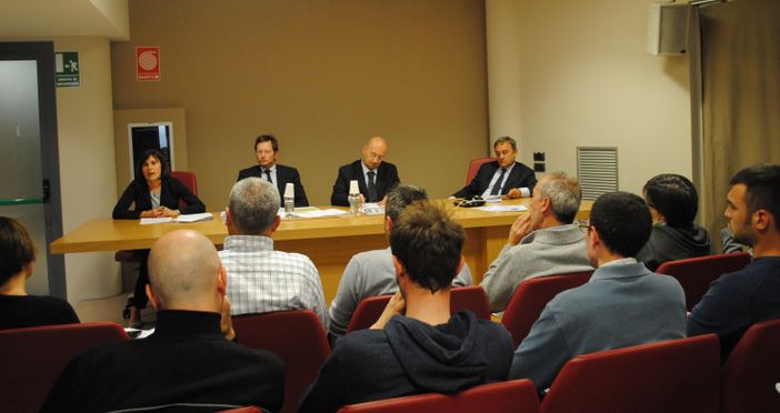 impresari intervenuti all'incontro e i responsabili Aca, da sin.: Sandra Monchiero (amministrazione) Gianluca Ferrero (sicurezza), Fulvio Taliano (gestione personale) con il direttore Giuliano Viglione impresari intervenuti all'incontro e i responsabili Aca, da sin.: Sandra Monchiero (amministrazione) Gianluca Ferrero (sicurezza), Fulvio Taliano (gestione personale) con il direttore Giuliano Viglione