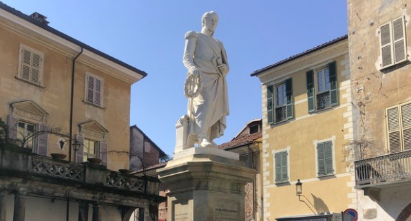 La statua restaurata e senza impalcatura
