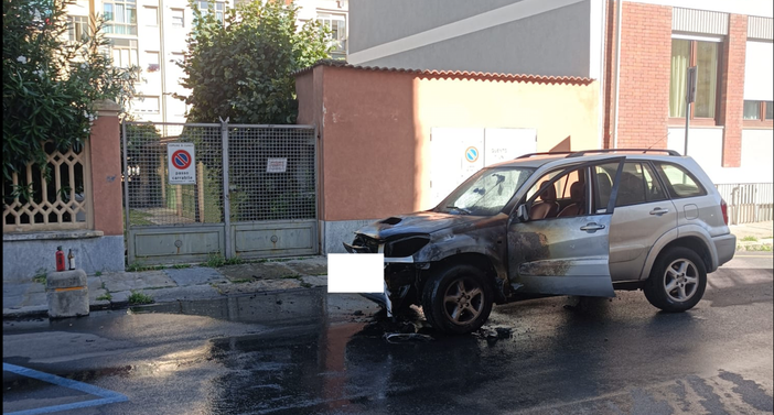 Auto prende fuoco in via Quintino Sella a Cuneo: intervengono i vigili del fuoco di Cuneo Auto prende fuoco in via Quintino Sella a Cuneo: intervengono i vigili del fuoco di Cuneo