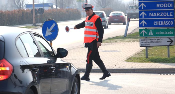 Sorpreso a guidare per l'ennesima volta senza patente operaio di Alba cerca di "corrompere" i carabinieri: denunciato