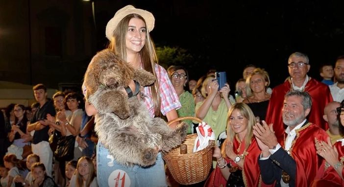 Valentina Nastasi sfila nei panni di "trifolera" Valentina Nastasi sfila nei panni di "trifolera"