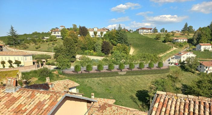 Il parcheggio panoramico verrà perfettamente inserito nel contesto paesaggistico-ambientale del centro storico di Monforte d'Allba