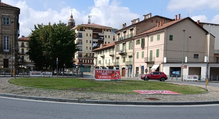 Saluzzo saluta la Vuelta  alla rotonda di corso Roma e via Savigliano
