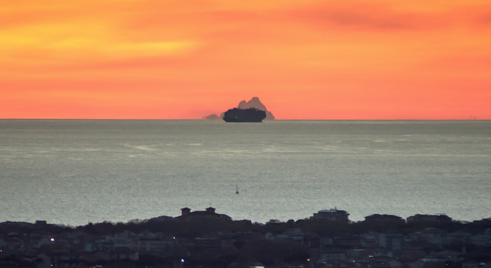 Una nave da crociera 'parcheggiata' davanti al Monviso. Nuovo scatto impossibile dalla Toscana Una nave da crociera 'parcheggiata' davanti al Monviso. Nuovo scatto impossibile dalla Toscana