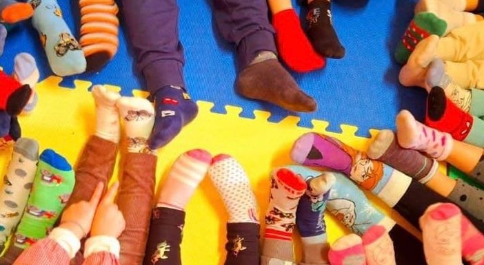 “C’è un giorno all’anno in cui il cassetto dei calzini diventa un messaggio pubblico”: oggi anche Dronero ha celebrato la giornata dei calzini spaiati