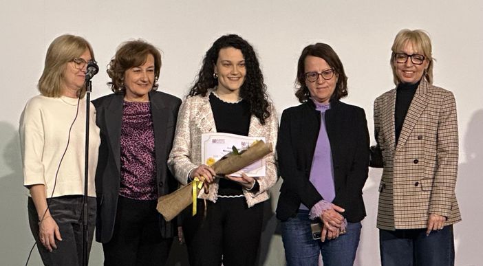 La consegna del premio "Rivela una gemma" a Nicole Robasto . Da sinistra Emanuela Gallo, Tiziana Somà, Nicole Robasto, Alessandra Cussa, Alessandra Piano