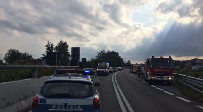 La coda di automobili nei pressi del luogo dell'incidente La coda di automobili nei pressi del luogo dell'incidente