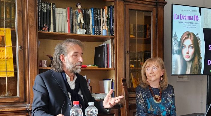 Osvaldo Bellino e Fulvia Viola Barbero durante la conferenza sulle streghe Osvaldo Bellino e Fulvia Viola Barbero durante la conferenza sulle streghe