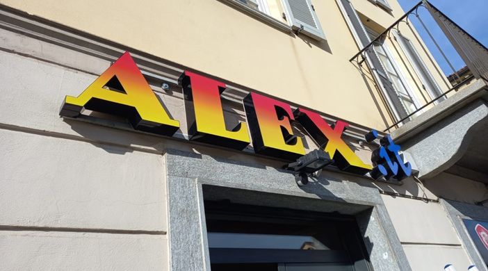 Insegne pubblicitarie per aziende: personalizzazione e creatività per distinguersi Insegne pubblicitarie per aziende: personalizzazione e creatività per distinguersi