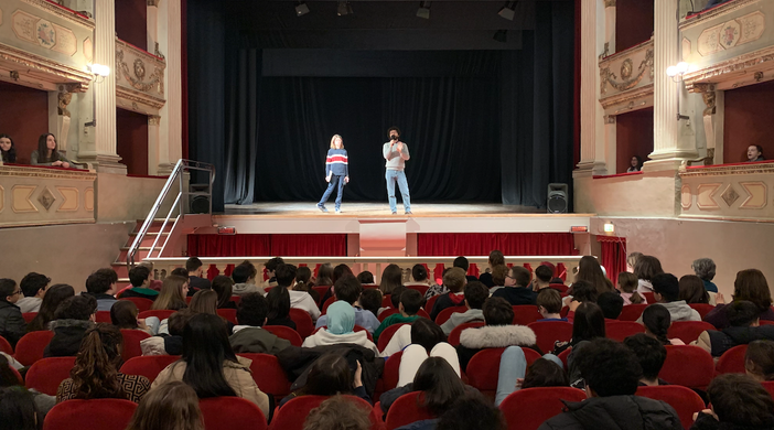 L'incontro al Milanollo tra Alessandro Ferrari, autore del libro “Carlo Angela e il Segreto dei Matti”, e gli studenti saviglianesi