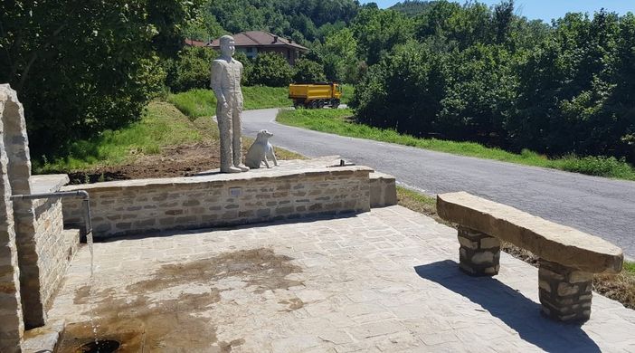 In memoria di un uomo di Langa: una statua accanto alla fontana di Scorrone, frazione di Cossano Belbo In memoria di un uomo di Langa: una statua accanto alla fontana di Scorrone, frazione di Cossano Belbo