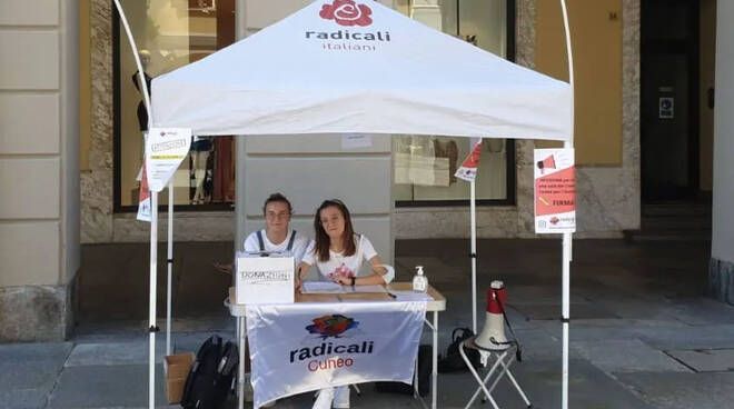 Una sala del commiato per i funerali laici: i Radicali dal sindaco di Cuneo per la consegna delle firme
