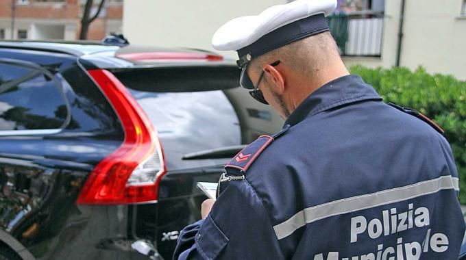 Alba: controlli della Municipale sulla viabilità nel centro storico Alba: controlli della Municipale sulla viabilità nel centro storico
