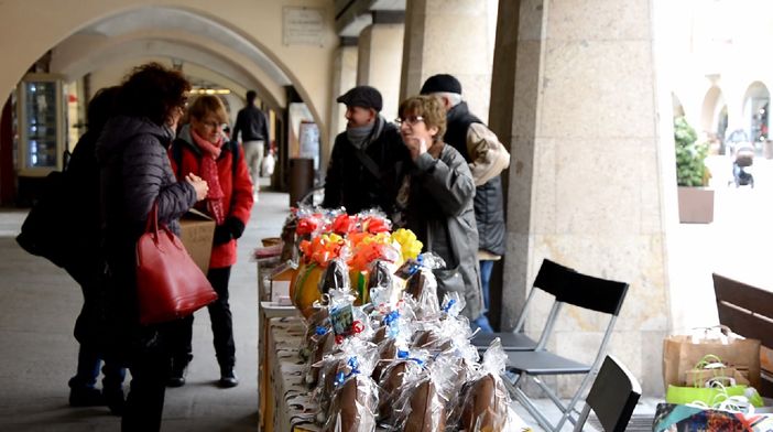 Avvistati gatti di cioccolato in via Roma a Cuneo: è il banchetto del Gattile Romeo e Pucci Avvistati gatti di cioccolato in via Roma a Cuneo: è il banchetto del Gattile Romeo e Pucci